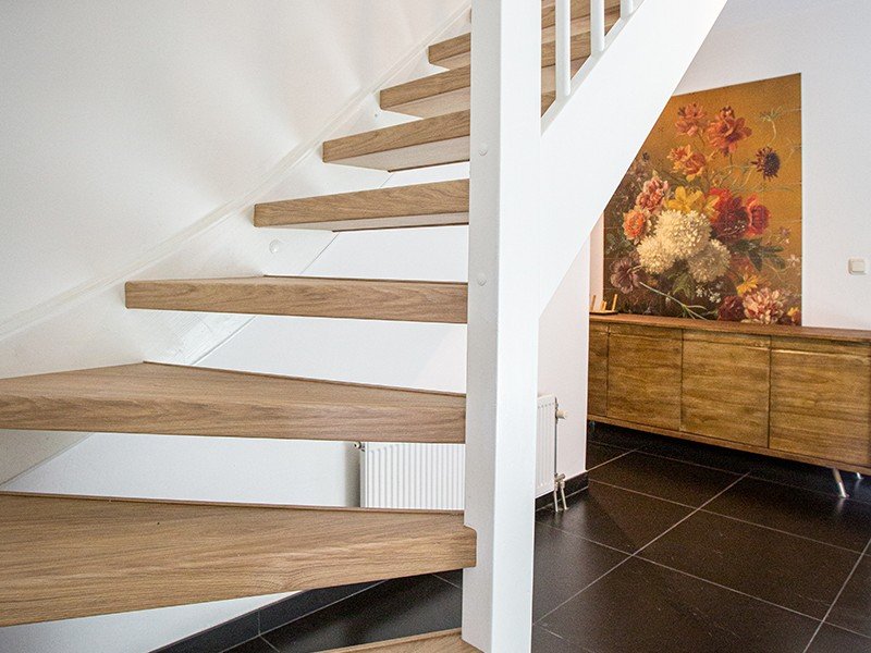 Voorbeeld van traprenovatie met licht bruin en wit