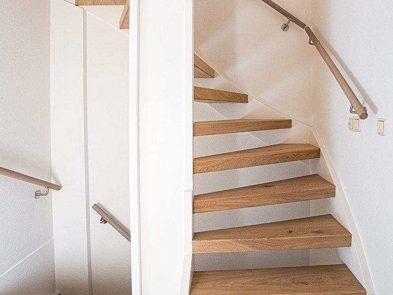 Neutrale traprenovatie voorbeelden voor tijdloze look