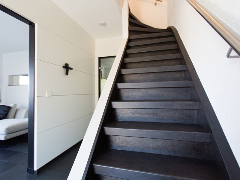 Donker traprenovatie voorbeeld in lichte omgeving