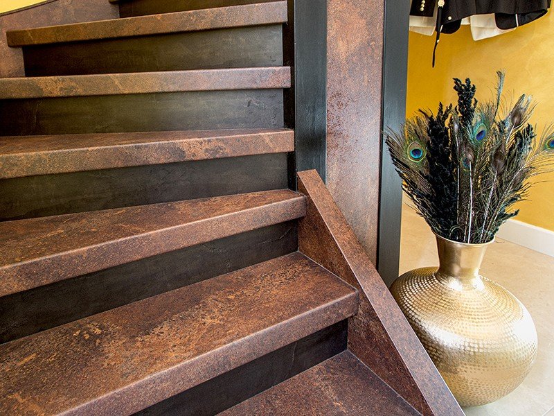 Inspriratie van traprenovatie in meerdere kleuren