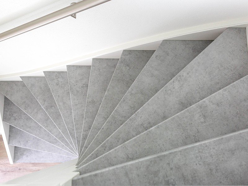 Traprenovatie voorbeelden met wit en grijs kleurgebruik