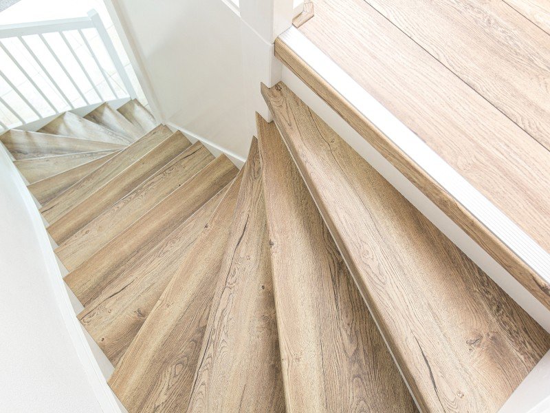 Mooie neutrale kleur traprenovatie inspratie 