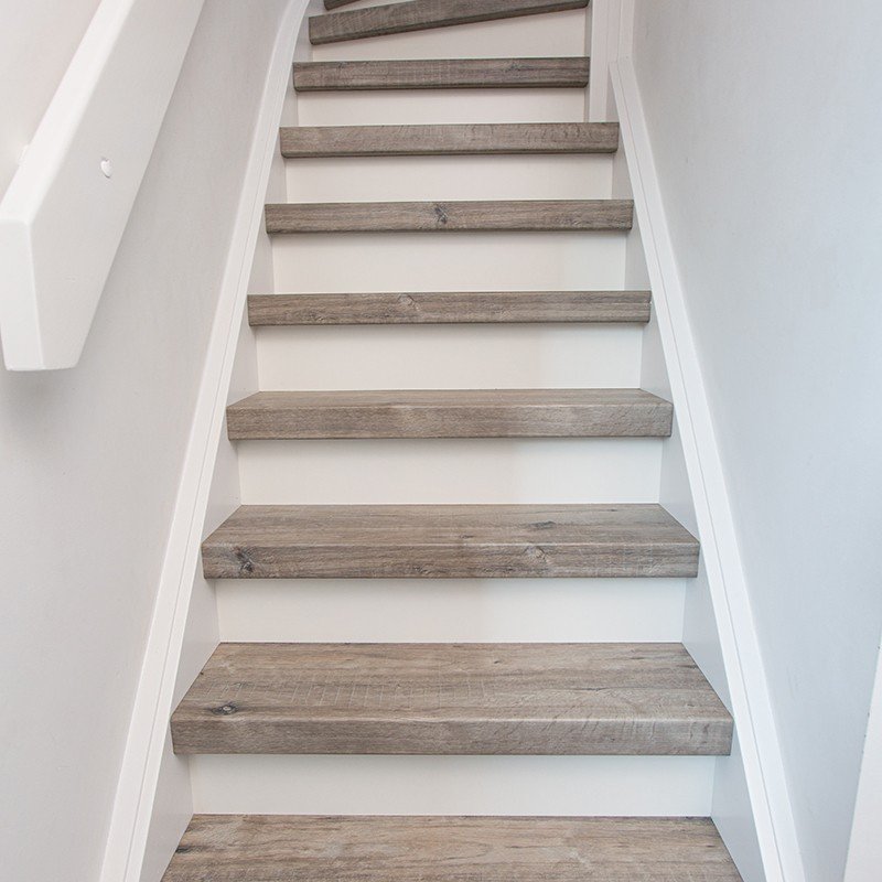 De kleur van de trap is Silver Barnwood