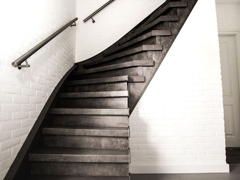 Voorbeeld van moderne traprenovatie in oudere woning