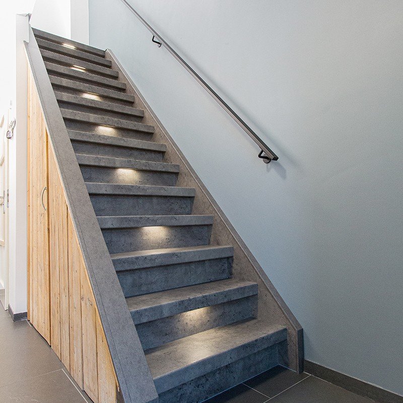 Trap kleur natural stone met bruine zijde