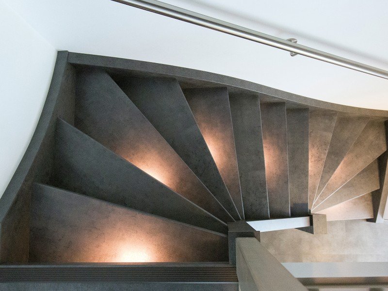 verlichting in donkere trap