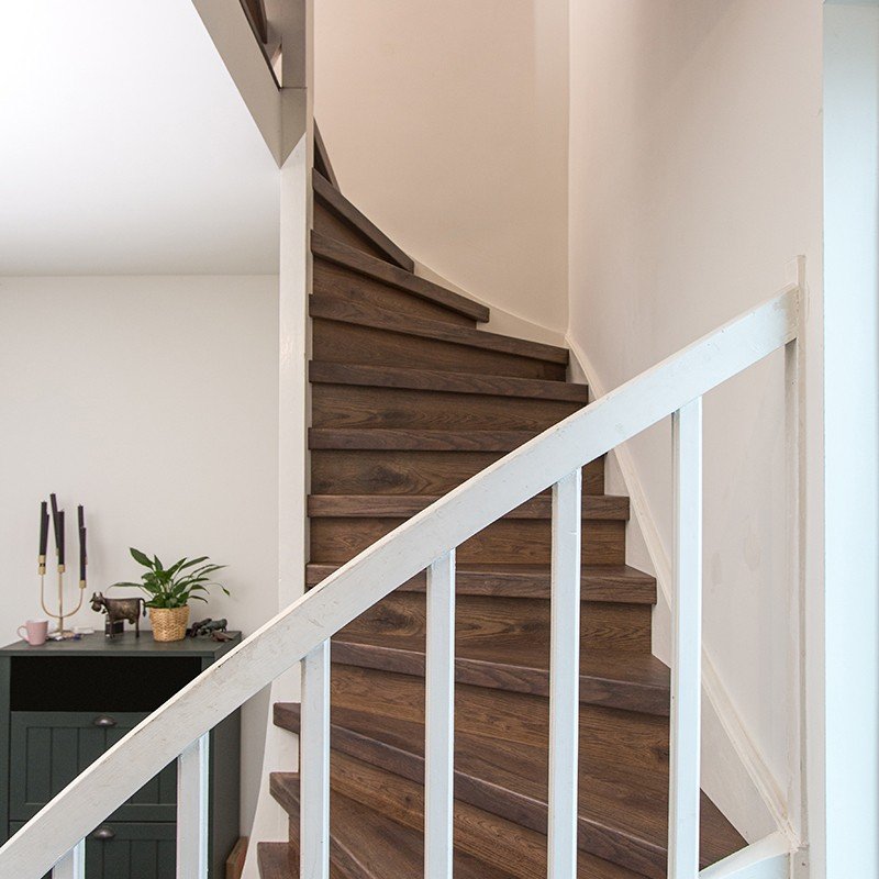 dockland brown is een donkere trapkleur