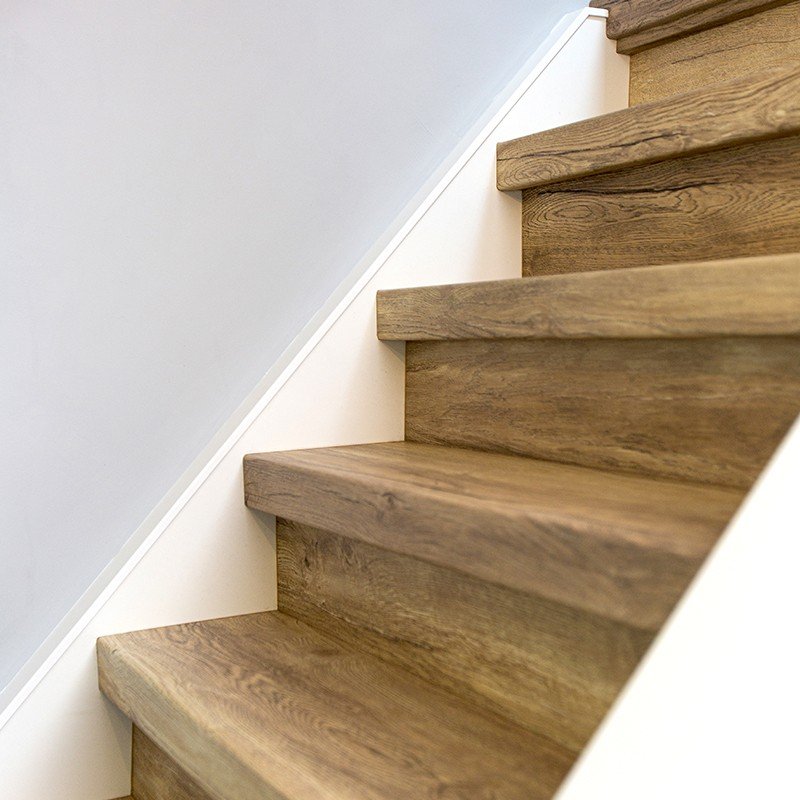 De kleur van de trap is Vintage Honey