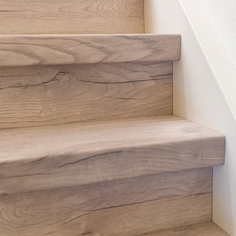 de kleur van de trap is desert sand