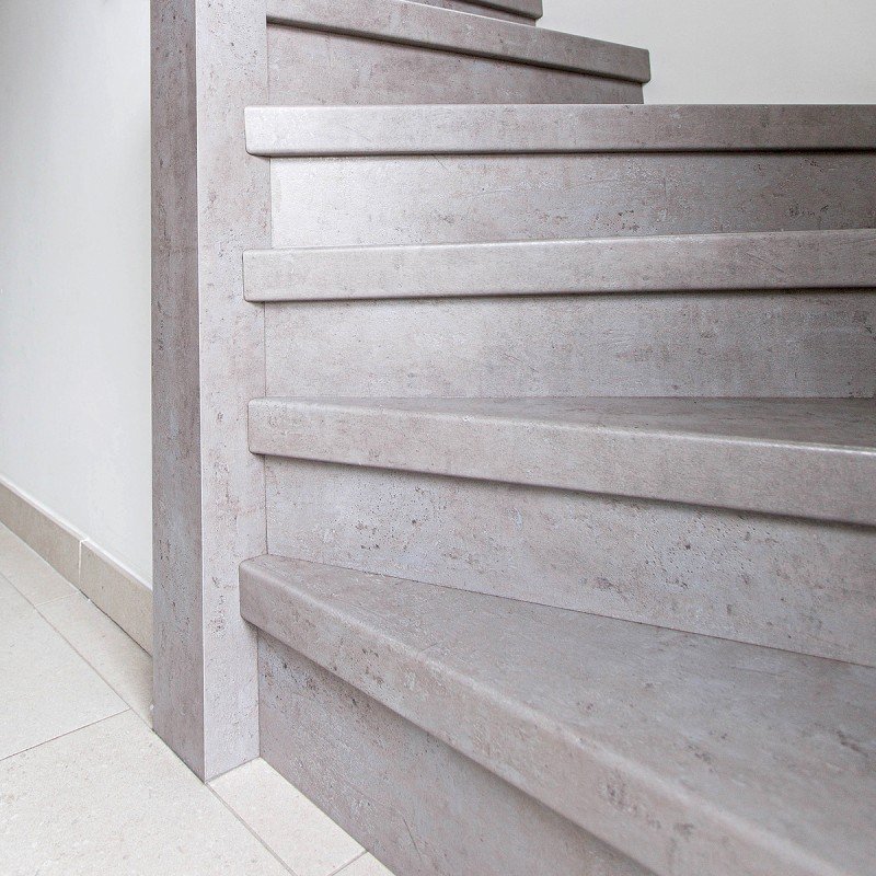 kleur van de trap is urban grey