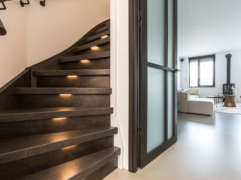 nieuwbouwwoning trap donker