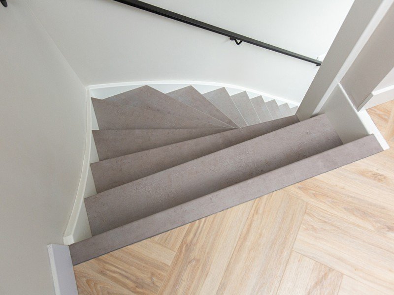nieuwbouwwoning trap grijs