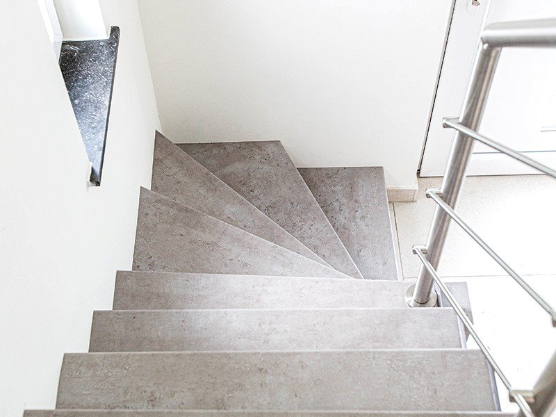 Mooi afgewerkte betonnen trap kleur beton urban grey