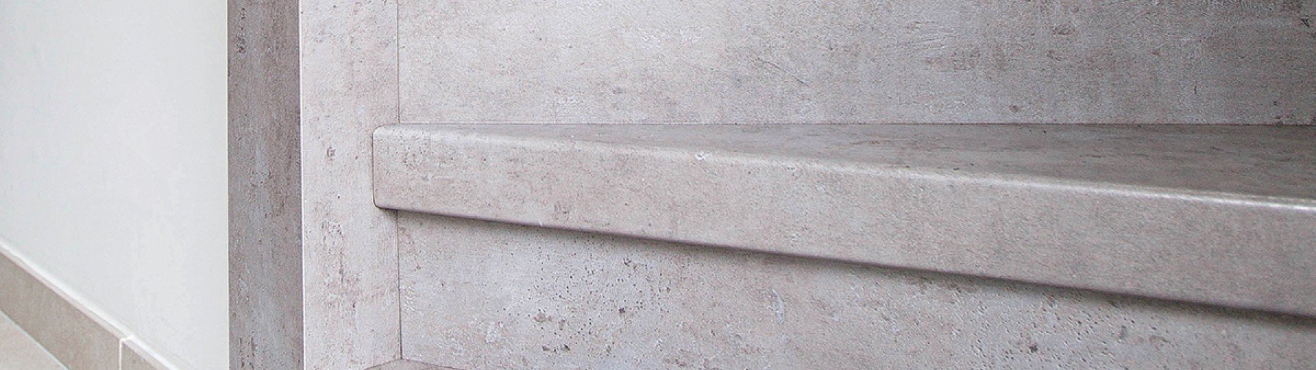 Onderzijde draai beton trap van beton urban grey kleur