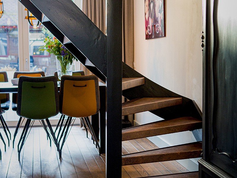 Open trap van de kleuren zwart en Sandstone